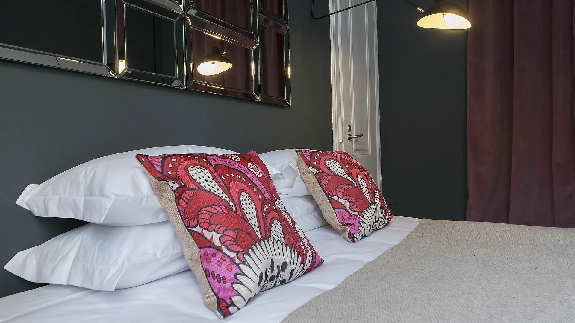 Lisbon Cheese & Wine Suites 4*,